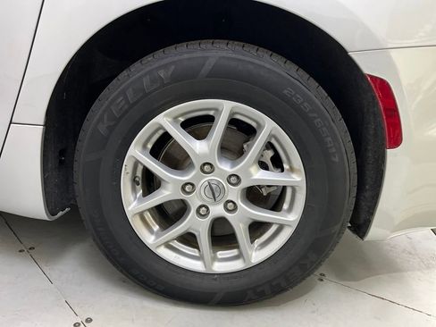 Used 2023 Chrysler Pacifica Touring-L image 33