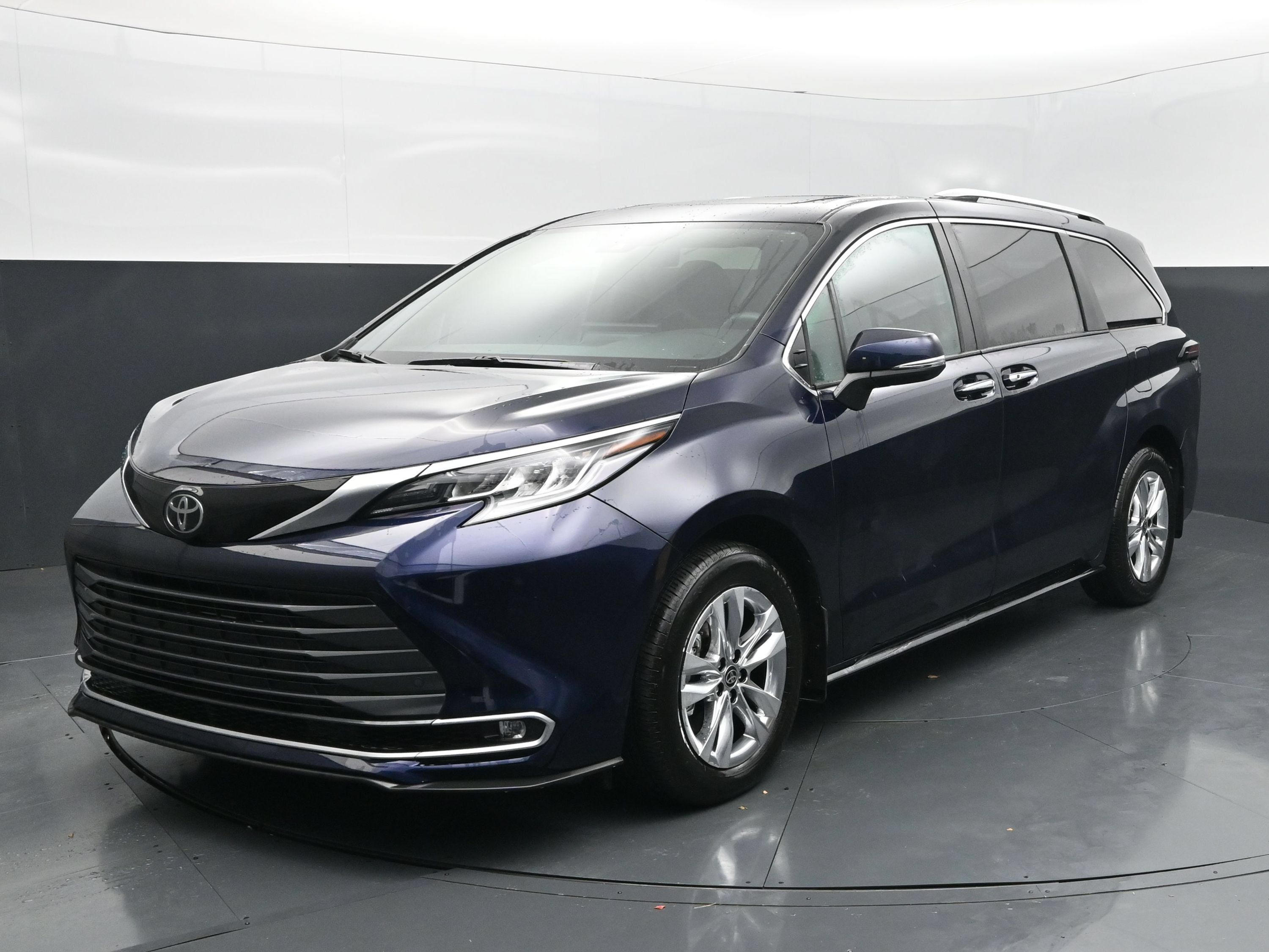 Used 2026 Toyota Sienna Limited FWD image 1