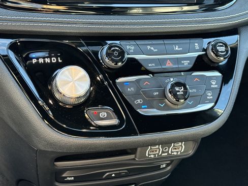 Used 2021 Chrysler Pacifica Touring-L w/ Uconnect Theater Family Group image 35