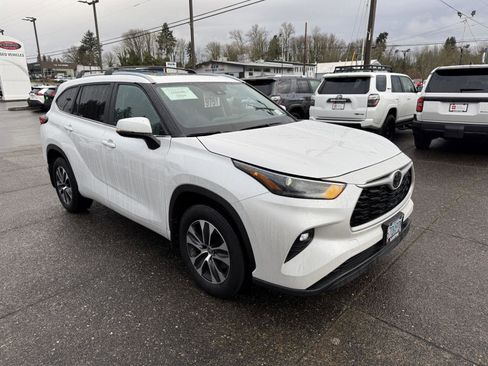 Certified 2023 Toyota Highlander XLE image 7