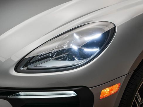 Certified 2025 Porsche Macan image 11