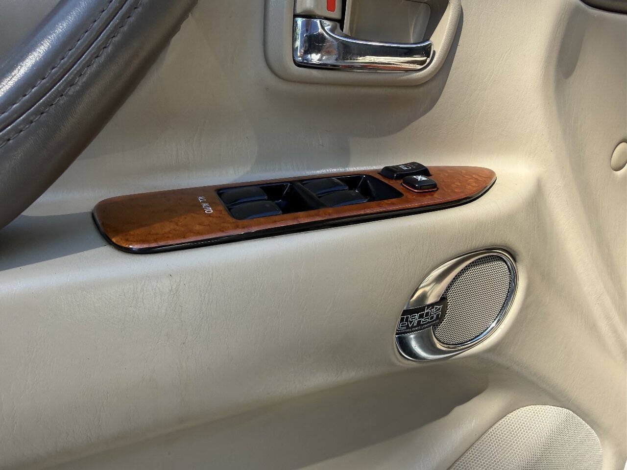 Used 2005 Lexus LX 470 4WD w/ Preferred Accessory Pkg image 40