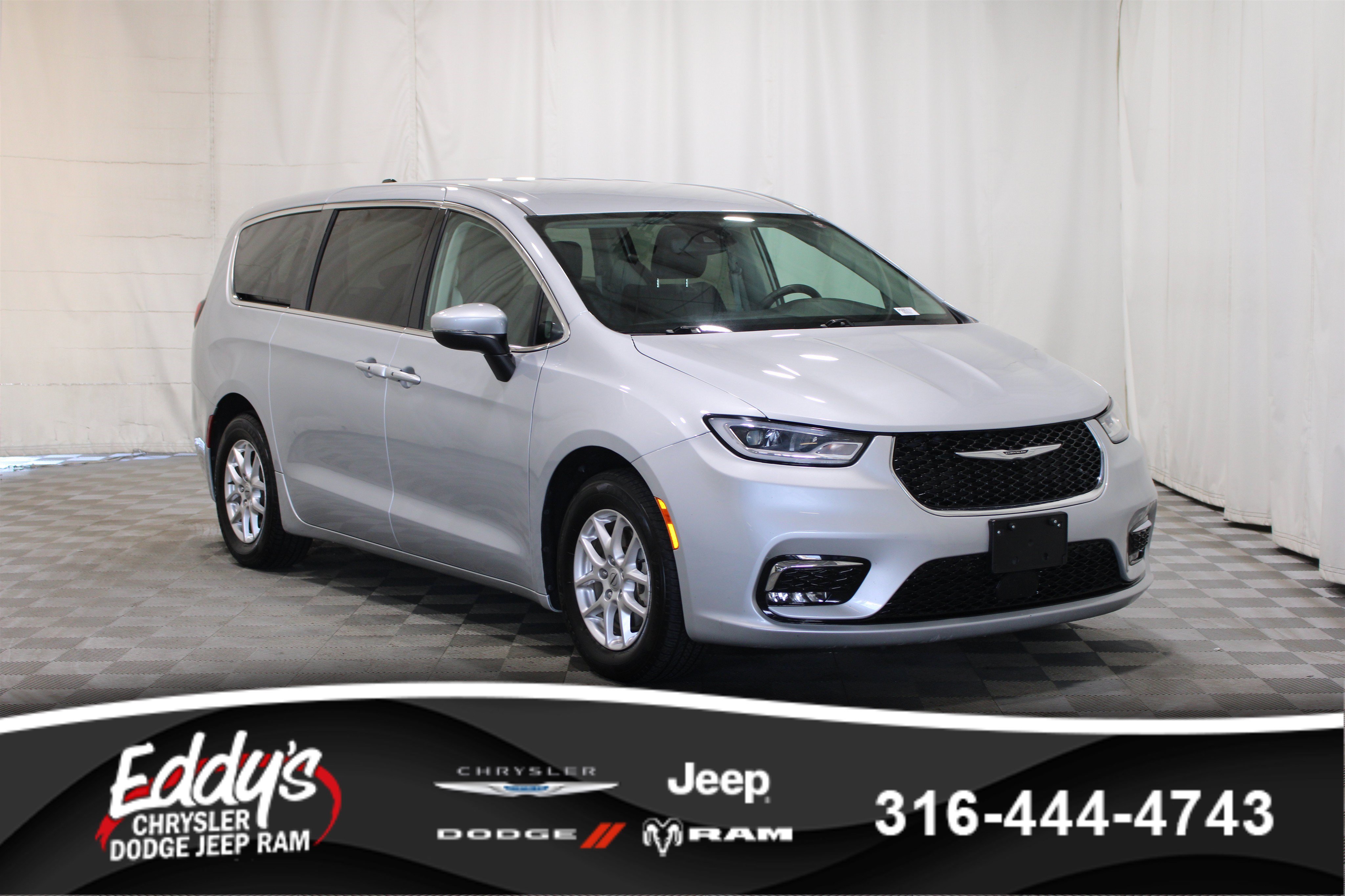 Used 2023 Chrysler Pacifica Touring-L FWD image 1