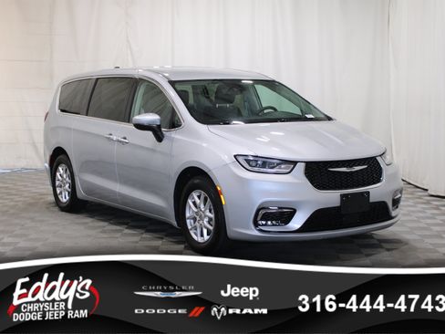 Used 2023 Chrysler Pacifica Touring-L FWD image 1