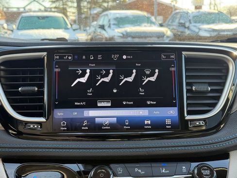 Used 2021 Chrysler Pacifica Touring-L image 22