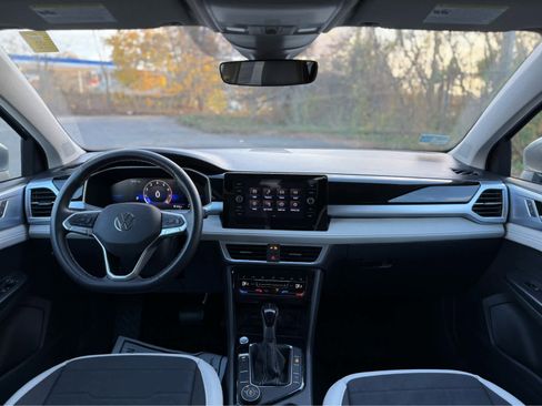 Certified 2025 Volkswagen Taos SE w/ Panoramic Sunroof Package image 18