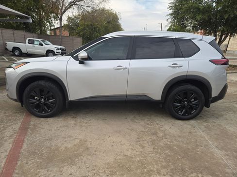 Used 2023 Nissan Rogue SV w/ SV Premium B Package image 4