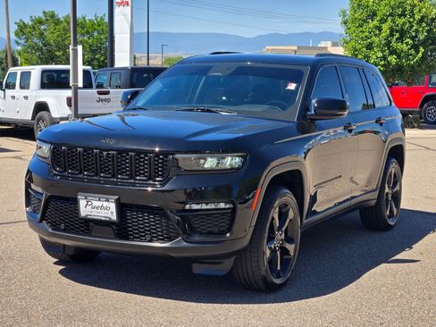 Used 2023 Jeep Grand Cherokee Limited w/ Luxury Tech Group II AWD/4WD image 5