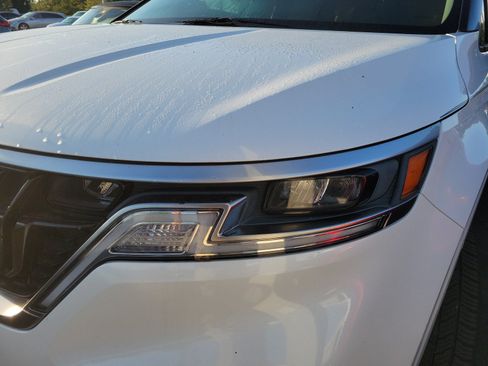 Used 2023 Kia Carnival LX FWD image 5