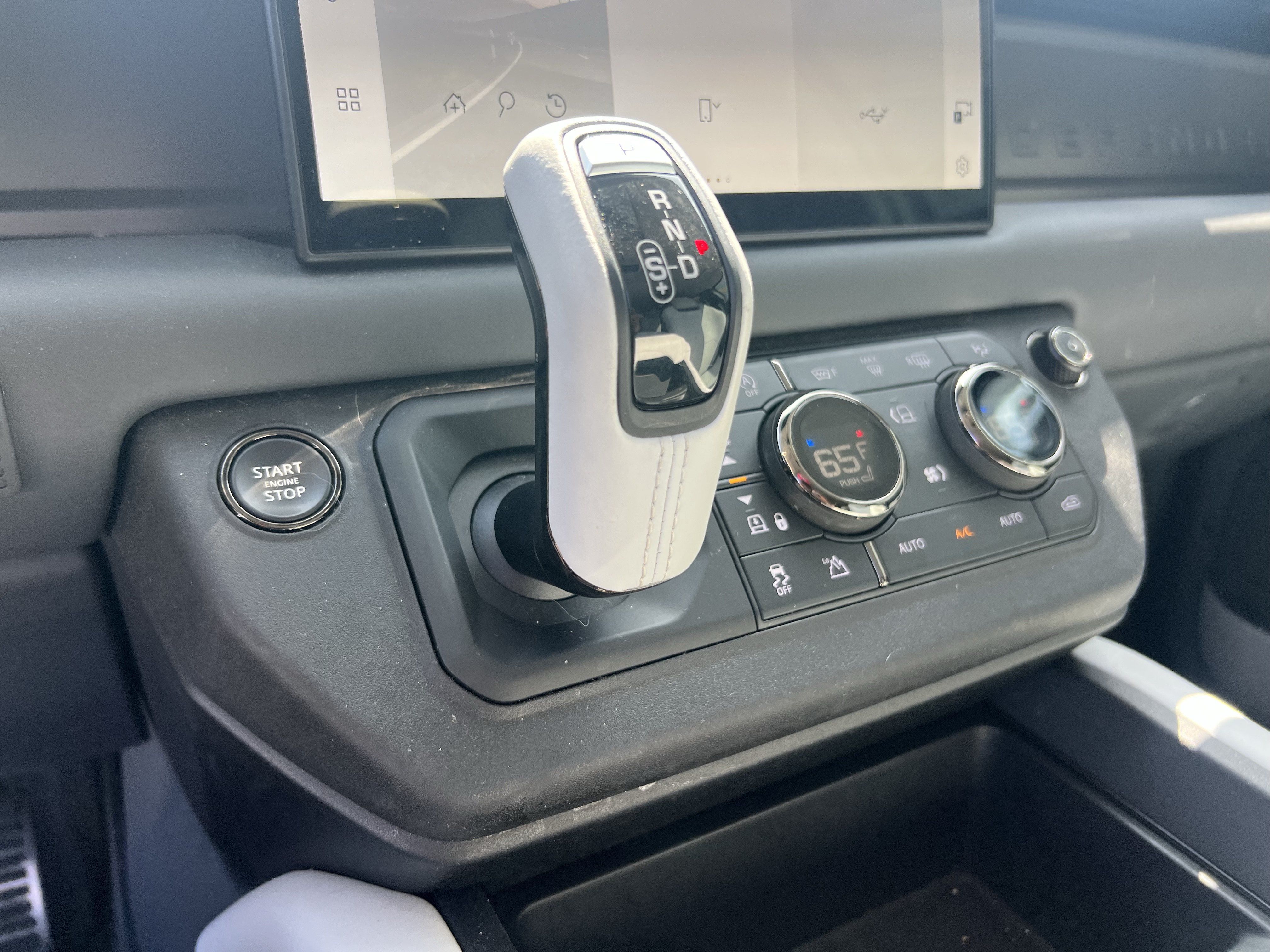 Used 2025 Land Rover Defender 110 AWD/4WD image 27