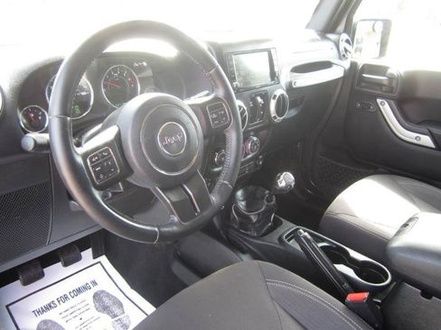 Used 2017 Jeep Wrangler Unlimited Sahara w/ Connectivity Group AWD/4WD image 12