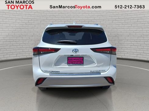 New 2026 Toyota Highlander Platinum image 6
