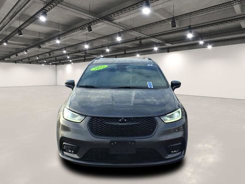 Used 2022 Chrysler Pacifica Touring-L w/ S Appearance Package image 2