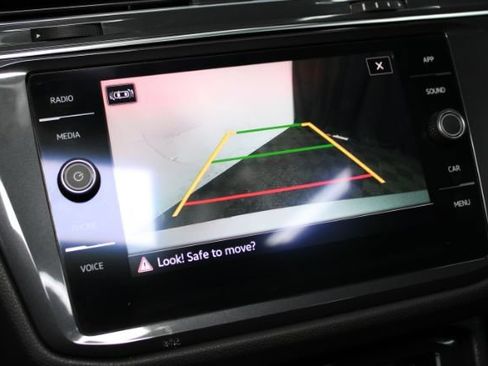 Used 2021 Volkswagen Tiguan SE w/ Panoramic Sunroof Package FWD image 16