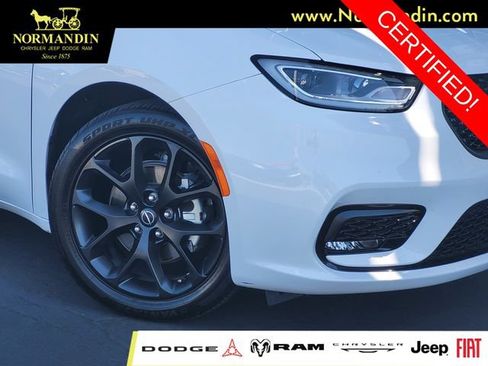 Certified 2025 Chrysler Pacifica Limited FWD image 3
