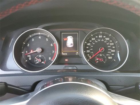 Used 2016 Volkswagen Golf S image 21