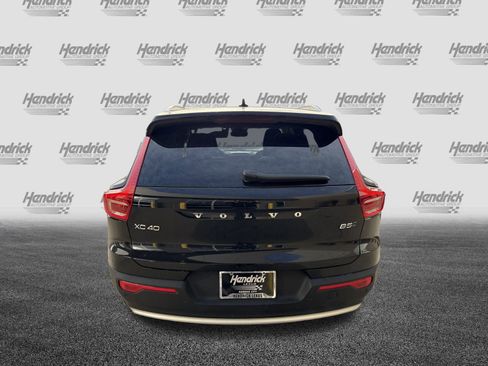 Used 2025 Volvo XC40 B5 Core image 9