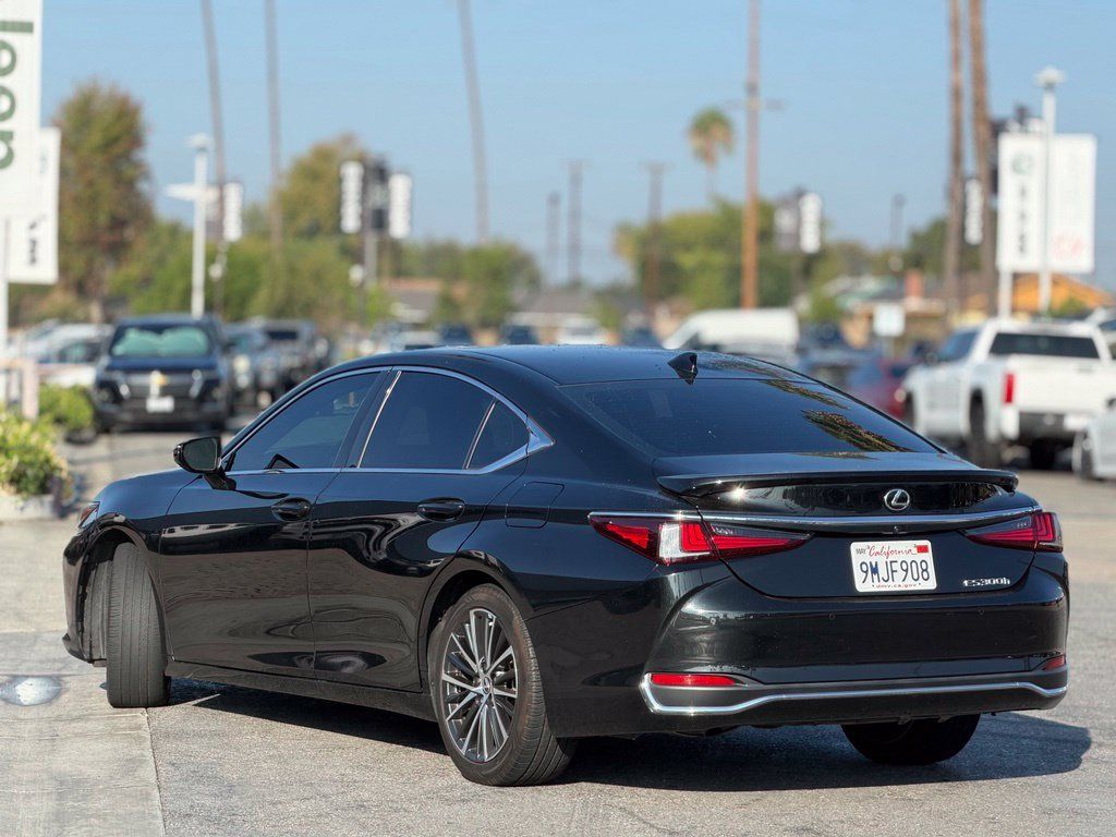 Used 2024 Lexus ES 300h w/ Premium Package FWD image 2
