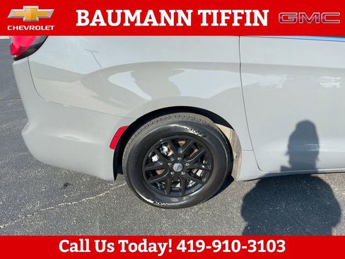 Used 2023 Chrysler Pacifica Touring-L FWD image 30