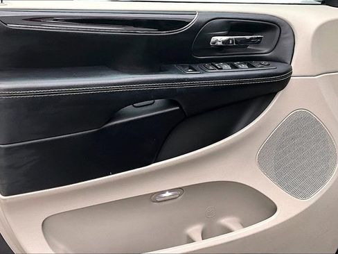 Used 2019 Dodge Grand Caravan SXT image 19