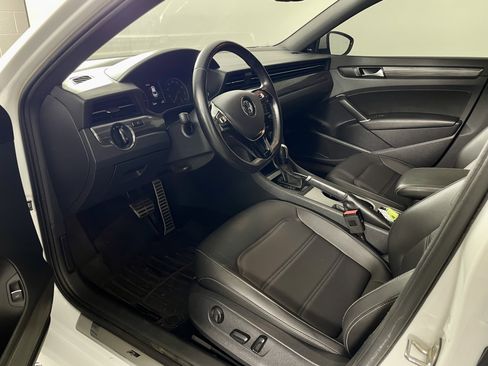 Used 2022 Volkswagen Passat 2.0T R-Line image 11