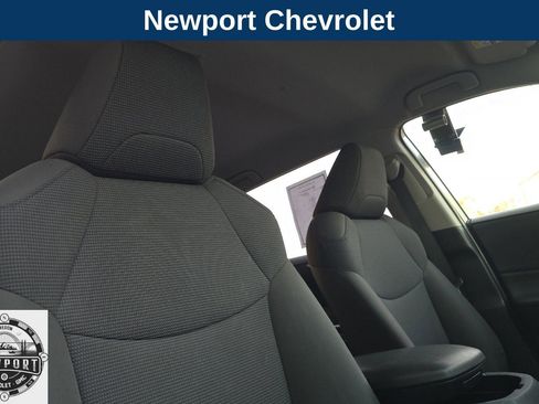 Used 2020 Toyota RAV4 LE image 18