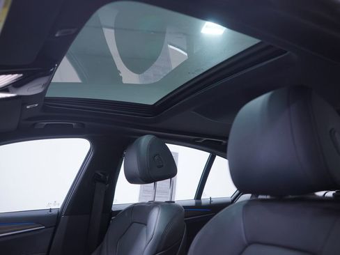 Used 2023 BMW 530e w/ Premium Package image 8