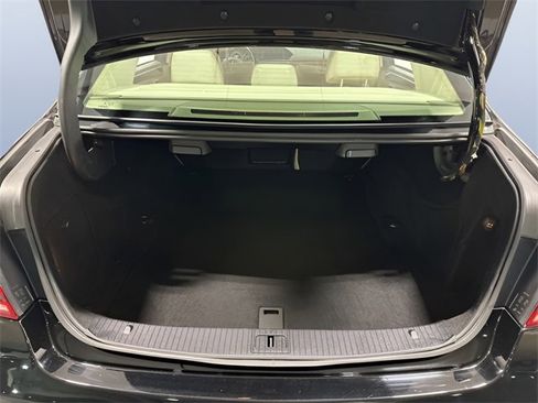 Used 2014 Mercedes-Benz E 350 4MATIC Sedan image 11