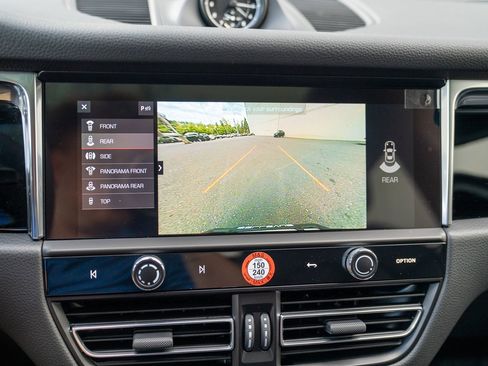 Certified 2025 Porsche Macan image 17