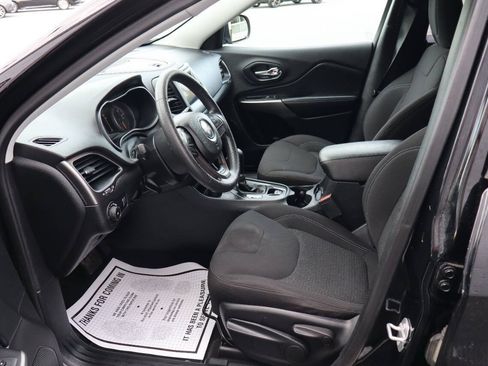 Used 2019 Jeep Cherokee Latitude w/ Popular Appearance Group AWD/4WD image 6