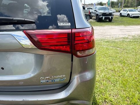 Used 2018 Mitsubishi Outlander 4WD Plug-In Hybrid image 10