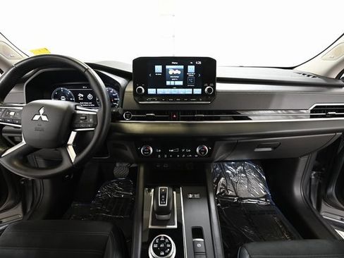 Used 2023 Mitsubishi Outlander SE image 2