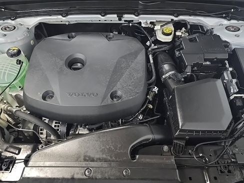 Used 2022 Volvo XC40 T5 Momentum w/ Climate Package image 13