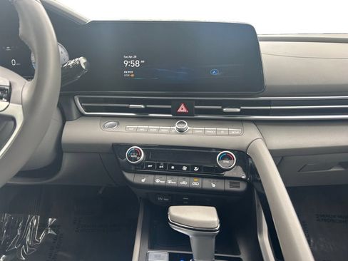 Used 2025 Hyundai Elantra SEL FWD image 12
