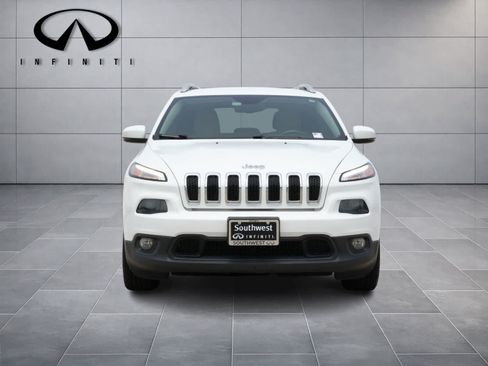 Used 2017 Jeep Cherokee Latitude w/ Comfort/Convenience Group FWD image 2