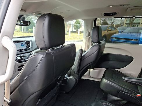 Used 2024 Chrysler Pacifica Touring-L image 19