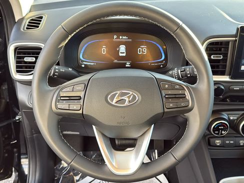 Used 2025 Hyundai Venue SEL image 13
