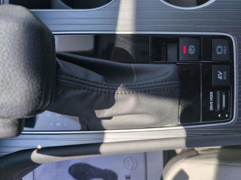 Used 2025 Toyota Sienna LE w/ LE Plus Package FWD image 23