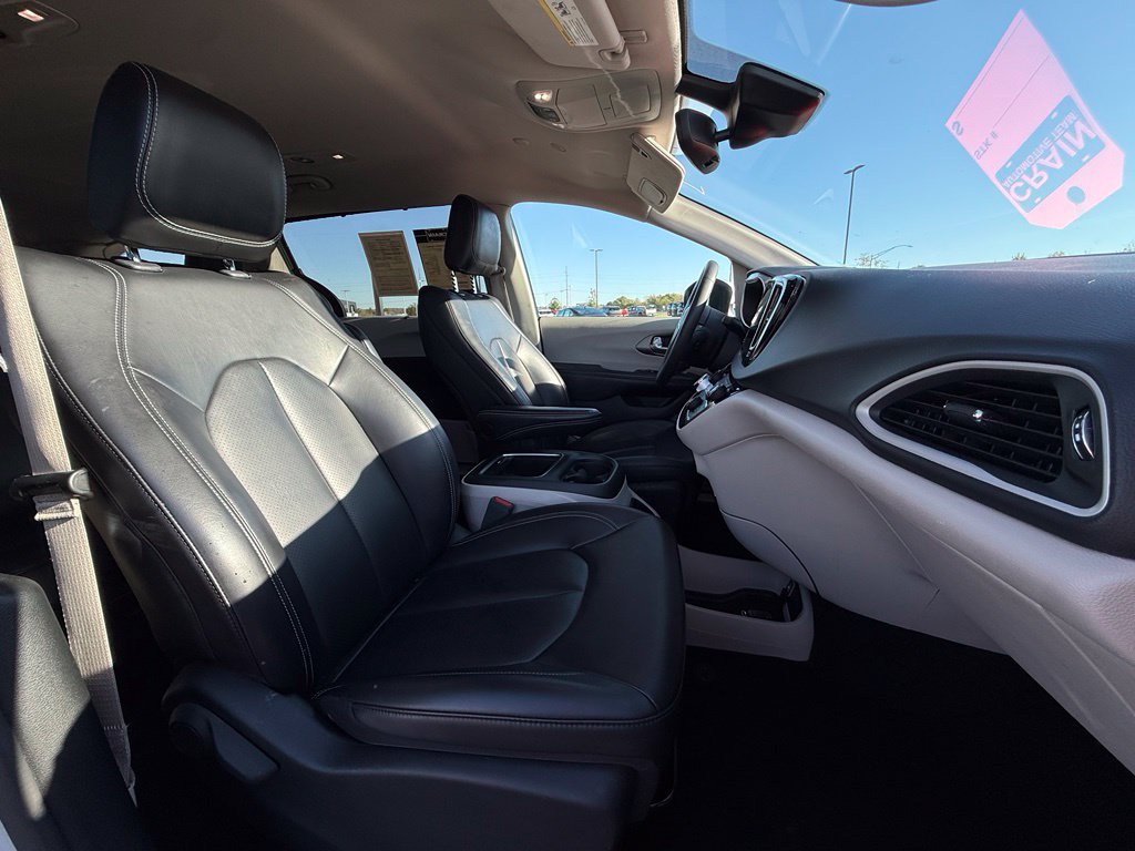 Used 2023 Chrysler Pacifica Touring-L FWD image 29