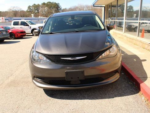 Used 2022 Chrysler Voyager LX image 2