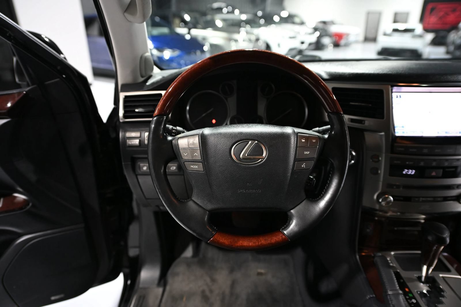 Used 2013 Lexus LX 570 4WD w/ Luxury Pkg image 12