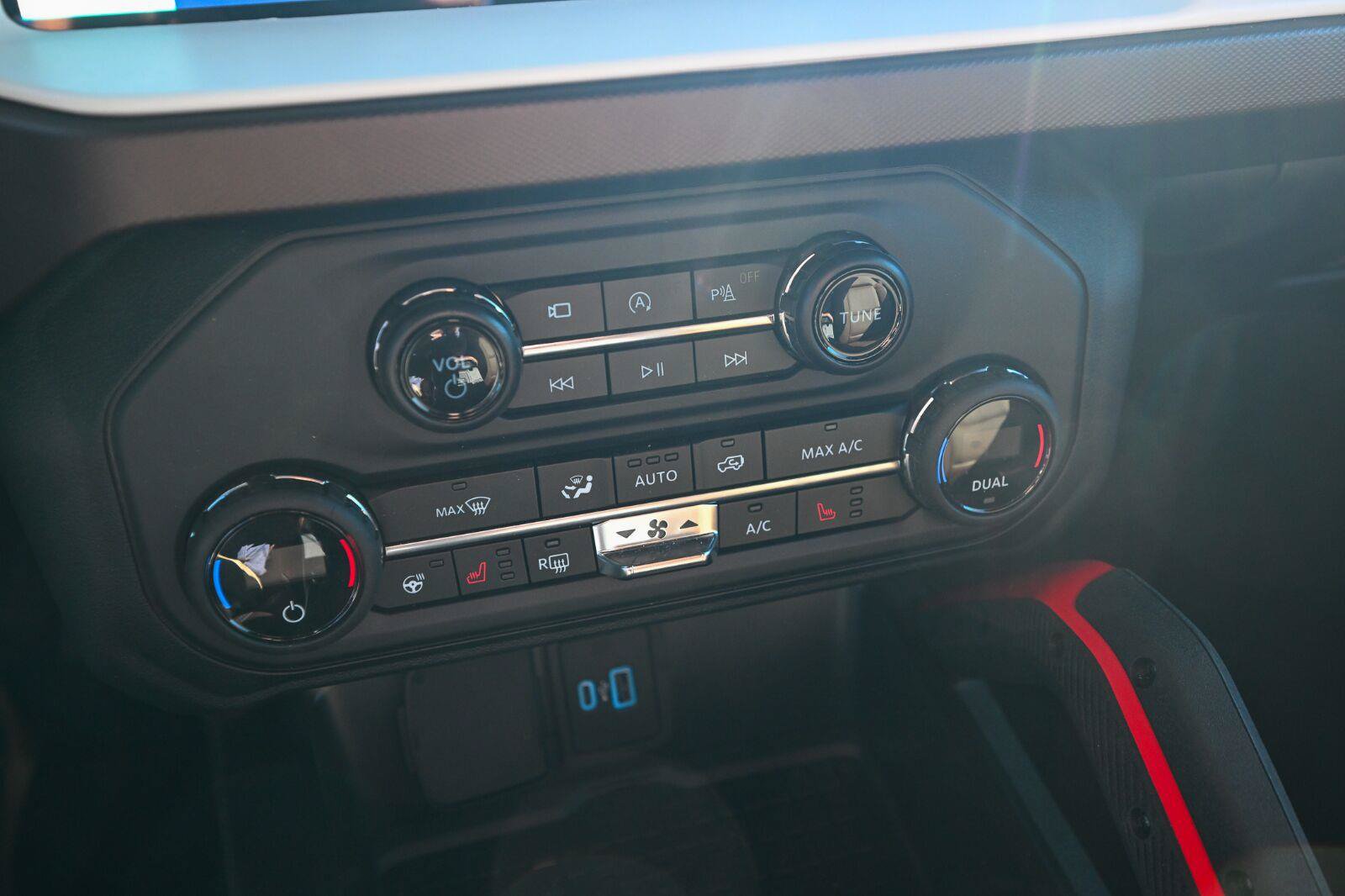 Used 2024 Ford Bronco Heritage Edition AWD/4WD image 32