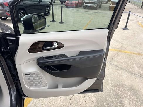 Used 2022 Chrysler Pacifica Limited AWD/4WD image 33