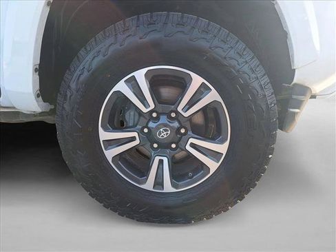 Used 2017 Toyota Tacoma TRD Sport image 19