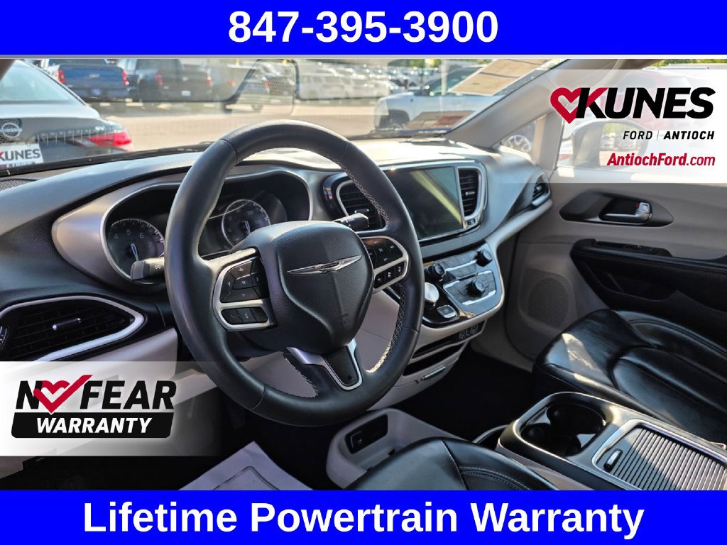 Used 2023 Chrysler Pacifica Touring-L FWD image 17