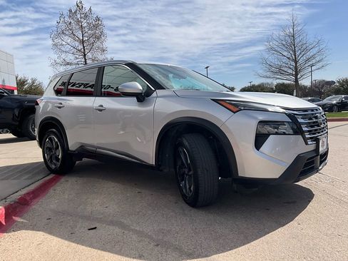 Used 2025 Nissan Rogue SV image 4