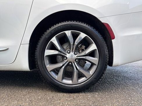 Used 2018 Chrysler Pacifica Limited image 18