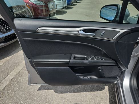 Used 2020 Ford Fusion SE image 12