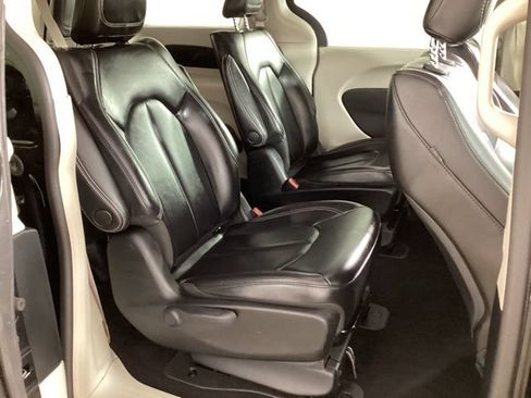Used 2023 Chrysler Pacifica Touring-L FWD image 19