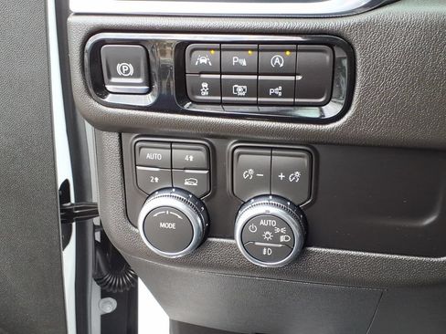 Used 2026 GMC Yukon Denali w/ Sun & Power Step Package AWD/4WD image 37